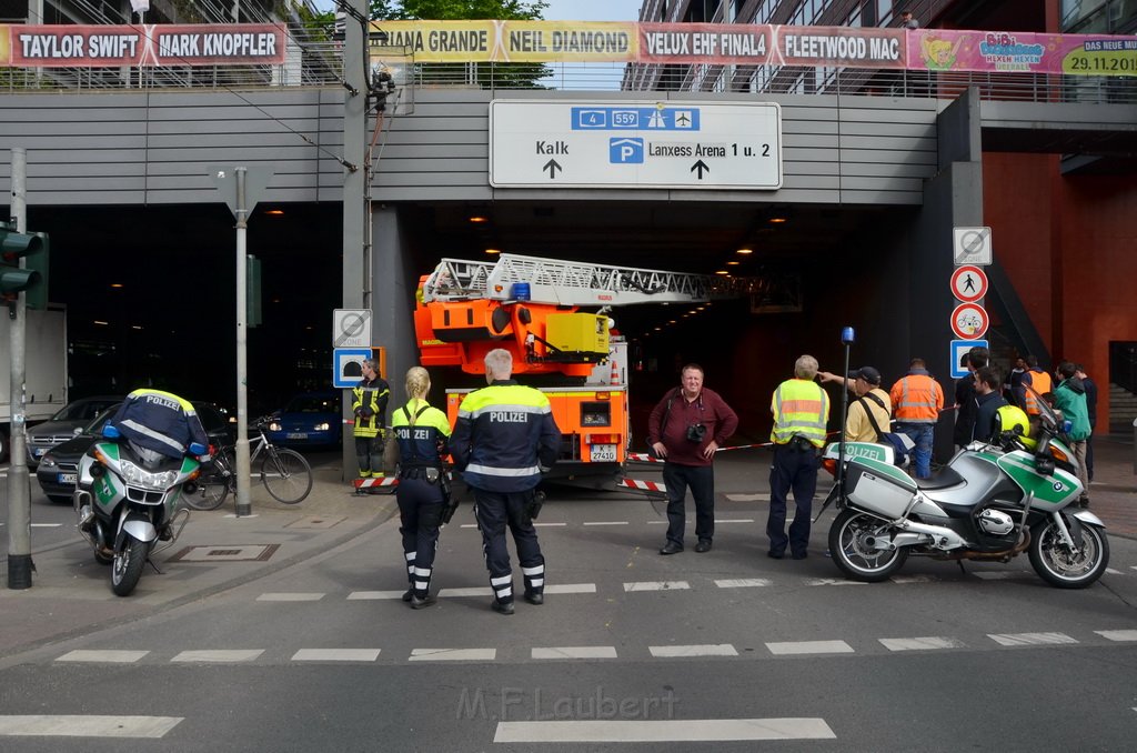 Einsatz BF Koeln Tunnel unter Lanxess Arena gesperrt P9758.JPG - Miklos Laubert